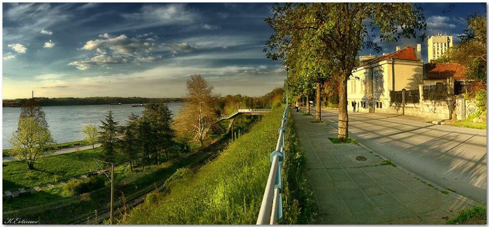 Ein Foto von Stadt Russe. Unten fließt Fluß Donau.