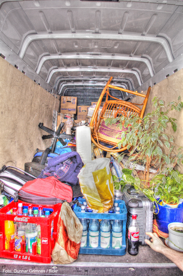 Umzugskartons kommen zuerst im Umzugswagen. Sie werden ganz hinten neben einander gestapelt. Wenn die Umzugskartons gleiche Größe haben, können Sie sie viel schneller anordnen.