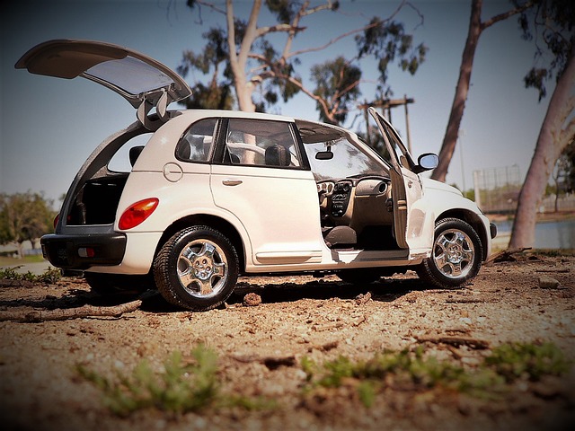 Stapeln Sie nicht alle Kartons bis zum Dach, um Blick nach hinten durch den Innenspiegel zu ermöglichen.