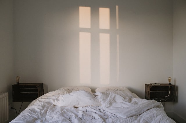 Die beste Variante wäre es, wenn Ihr neues Zuhause möbliert ist, dann haben Sie das Bett an Ort und Stelle und Sie müssen nur die Bettwäsche finden, auspacken und zurechtmachen.