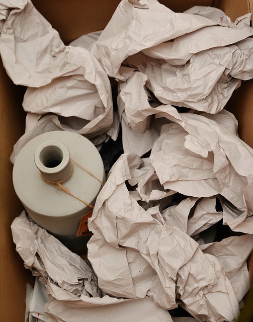 Zerbrechliche Gegenstände wickeln Sie einzeln in Packpapier und Luftpolsterfolie. Verwenden Sie spezielle Umzugskartons für maximale Sicherheit.