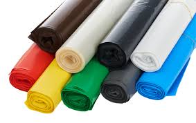 Müllsäcke bieten eine günstige, schnelle und einfache Möglichkeit, hängende Kleidung zum Umzug vorzubereiten. Alles, was Sie brauchen, sind einige Abfallsäcke und 10 Minuten Zeit