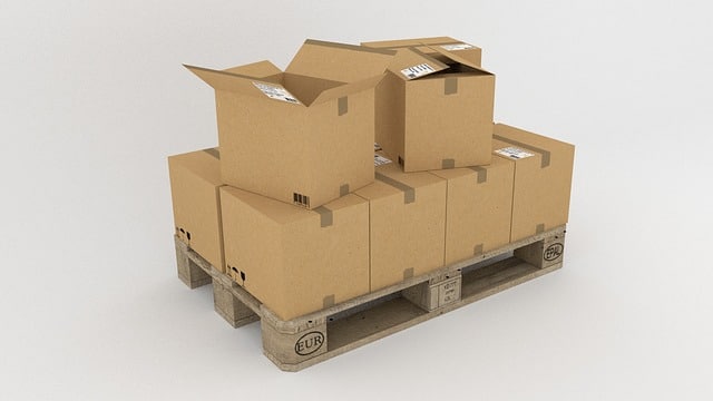 Stellen Sie sicher, dass Sie Ihre Kartons richtig verpackt haben. Verstärken Sie deren Seiten und Böden mit Klebeband. Alle Teile separat mit Packpapier oder Luftpolsterfolie umwickeln.