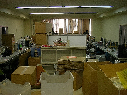 Zu den Gegenständen, die den einfachen Zugang zu den Zimmern blockieren können, gehören Umzugskartons, Möbelstücke, Verpackungsmaterial, Werkzeuge, Teppiche usw.