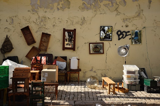 Obwohl der Samstag als der beste Tag für einen erfolgreichen Flohmarkt gilt, kann ein Wochentag auch eine ausgezeichnete Wahl sein.