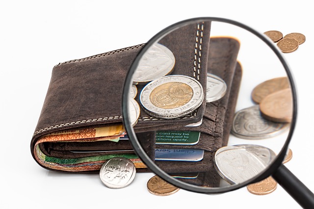 Setzen Sie sich mit Ihrem Ehepartner zusammen und erarbeiten Sie Ihr Budget, bevor die Rechnungen beginnen.