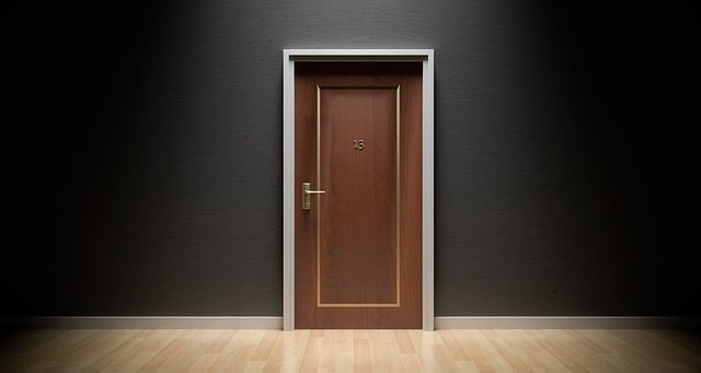 Sperrholzplatten. Sie sind sehr praktisch, wenn Sie Holz- oder Fliesenböden schützen möchten.