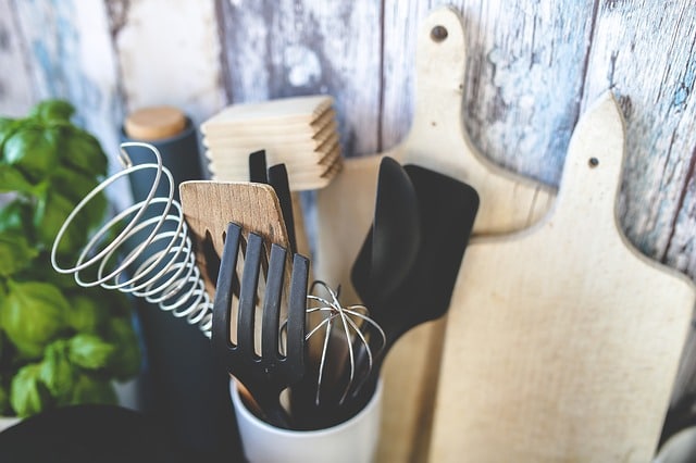 Ungewöhnlich geformte Utensilien (wie Spatel und Schöpflöffel) sowie Utensilien, von denen Sie nur ein Stück besitzen (z. B. Fleischklopfer oder Grillzangen), sollten einzeln verpackt werden.