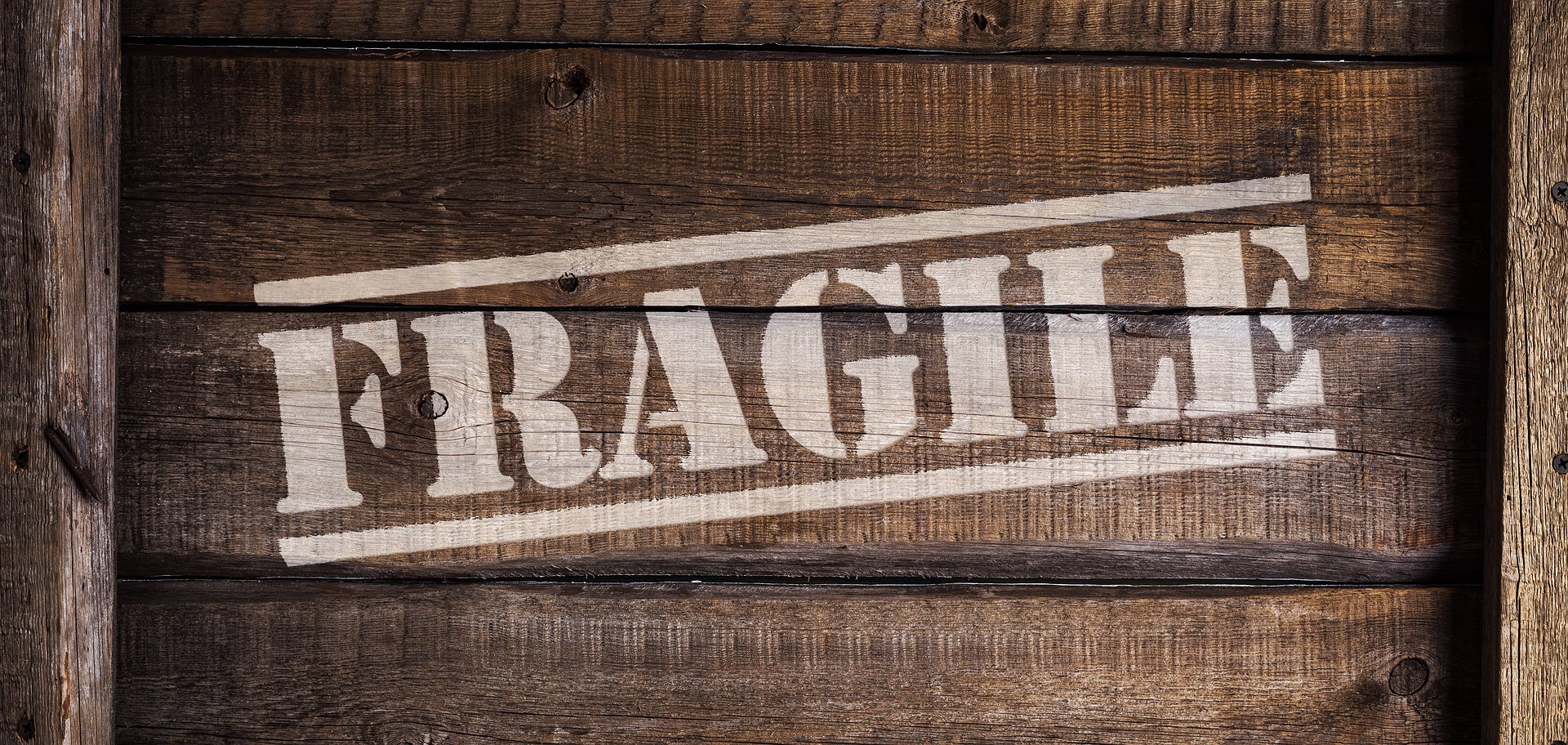 Sie sollten Ihre Küchen-Umzugskartons für Sicherheit als „Fragile“ kennzeichnen.