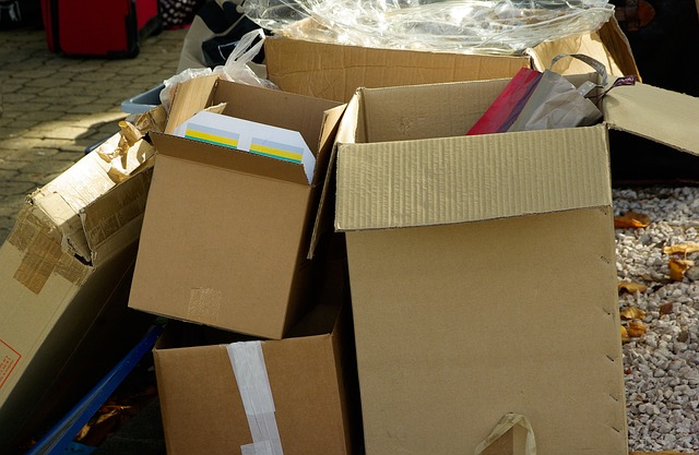 Bewahren Sie das restliche Verpackungsmaterial auf, recyceln Sie es oder geben Sie es weg, sobald Sie mit dem Verpacken fertig sind.
