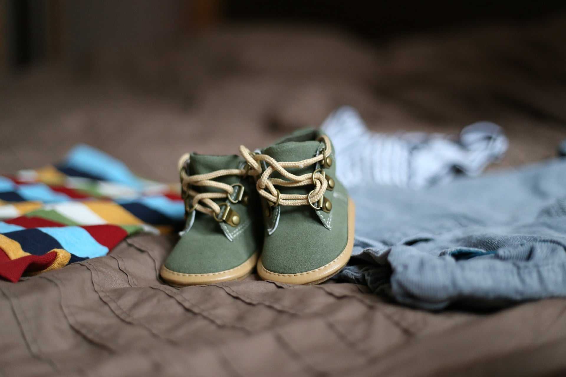 Wahrscheinlich haben Sie diese wunderbaren kleinen Schuhe, in die Ihr Kind seine ersten Schritte gemacht hat, und viele andere schöne Kleidungsstücke, die Sie nur aus sentimentalen Gründen aufbewahren.