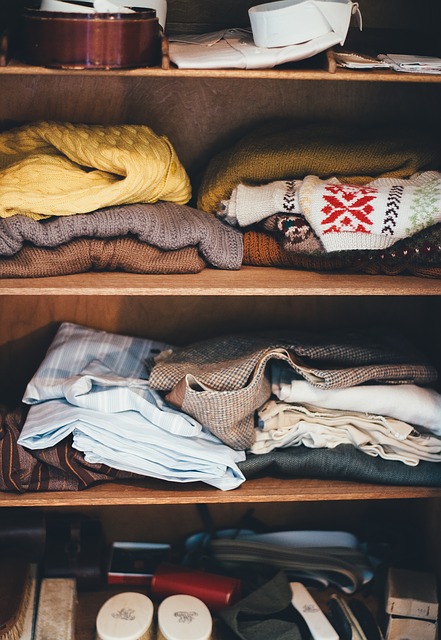 Kleidung - Stellen Sie sicher, dass jedes Familienmitglied genug Kleidung für die nächsten Tage hat, und packen Sie alle anderen ein (vergessen Sie nicht, am Umzugstag einige geeignete Kleidungsstücke zu haben).