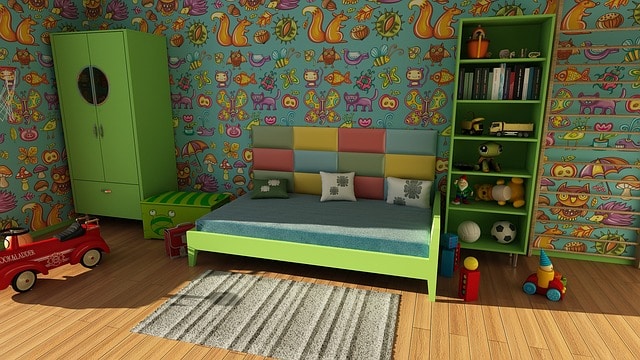 Das Kinderzimmer (falls vorhanden) erfordert viel Zeit und Mühe, da es mit Sicherheit mit Spielzeug, Büchern, Bastelbedarf, Kleidung und verschiedenen anderen Gegenständen für Kinder überfüllt ist.