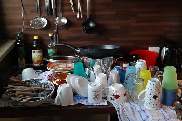 Packen Sie zuerst den Keller, den Dachboden und die Garage ein. Dann kommt die Küche und die Waschkeller.