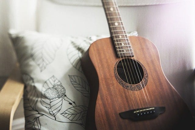 Gitarre für den Umzug vorbereiten