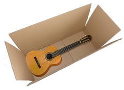 Suchen Sie nach zweiwelliger stabiler Gitarrenkarton aus brauner Wellpappe.